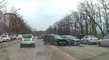 Doua masini - avariate, dupa ce s-au lovit puternic, in capitala. Imagini de la locul accidentului - VIDEO Doua masini - avariate, dupa ce s-au lovit puternic, in capitala. Imagini de la locul accidentului - VIDEO