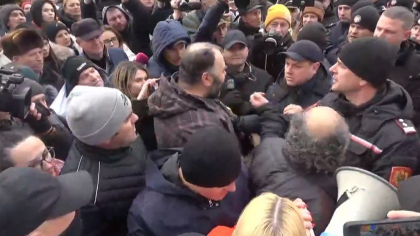 Situatia a iesit de sub control in centrul capitalei? Oamenii legii si unii protestatari s-au luat la bataie - VIDEO Situatia a iesit de sub control in centrul capitalei? Oamenii legii si unii protestatari s-au luat la bataie - VIDEO