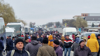 Haos la intrarea si iesirea din Chisinau. Protestatarii nu vor sa deblocheze drumul si incearca sa blocheze si iesirea din capitala - VIDEO