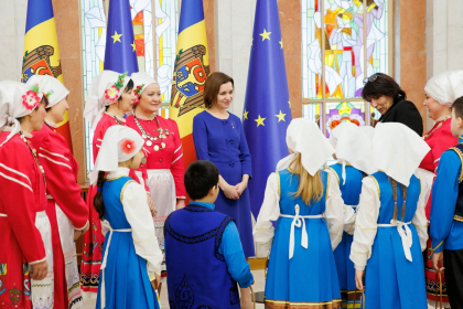 Copii, in vizita la Presedintie. Au intampinat primavara cu cantece despre pace si prietenie - FOTO Copii, in vizita la Presedintie. Au intampinat primavara cu cantece despre pace si prietenie - FOTO