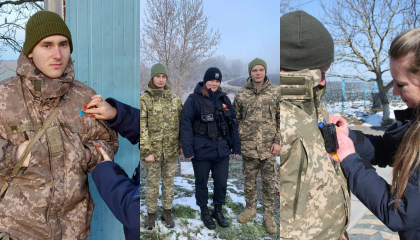 Pentru pace si siguranta. Angajatii Politiei de Frontiera au oferit omologilor ucraineni cate un martisor cu ocazia venirii primaverii - FOTO Pentru pace si siguranta. Angajatii Politiei de Frontiera au oferit omologilor ucraineni cate un martisor cu ocazia venirii primaverii - FOTO