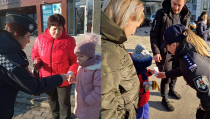 Au impartit martisoare trecatorilor si le-au urat o primavara frumoasa. Cum au fost surprinsi oamenii legii pe strazile din tara - FOTO Au impartit martisoare trecatorilor si le-au urat o primavara frumoasa. Cum au fost surprinsi oamenii legii pe strazile din tara - FOTO