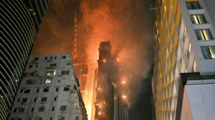 O cladire imensa din Hong Kong a luat foc. Sute de persoane au iesit in strada sa vada cum arde - VIDEO O cladire imensa din Hong Kong a luat foc. Sute de persoane au iesit in strada sa vada cum arde - VIDEO