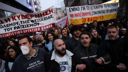 Accident in Grecia: Manifestatie in fata sediului companiei de cai ferate. Bilantul creste la 57 de morti Accident in Grecia: Manifestatie in fata sediului companiei de cai ferate. Bilantul creste la 57 de morti