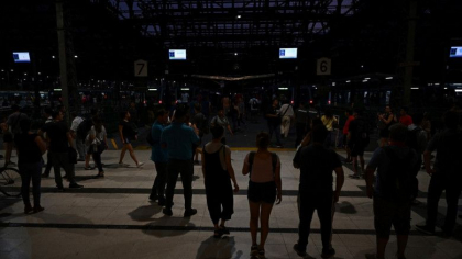 Jumatate din Argentina a ramas in bezna dupa un incendiu care a afectat reteaua nationala de electricitate