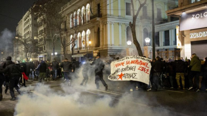 Furie in Grecia dupa tragedia feroviara. Proteste in Atena si Salonic, grecii s-au batut cu politistii in fata companiei Hellenic Train - FOTO Furie in Grecia dupa tragedia feroviara. Proteste in Atena si Salonic, grecii s-au batut cu politistii in fata companiei Hellenic Train - FOTO