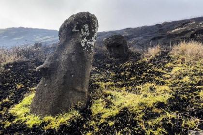 Oamenii de stiinta descopera o noua statuie moai din Insula Pastelui in albia unui lac uscat
