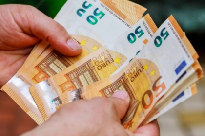 I-ar fi promis unei femei ca il va ajuta pe fiul ei, dar si alte persoane sa scape de urmarire penala in schimbul a 20 mii de euro. Un barbat din capitala - retinut pentru 72 de ore I-ar fi promis unei femei ca il va ajuta pe fiul ei, dar si alte persoane sa scape de urmarire penala in schimbul a 20 mii de euro. Un barbat din capitala - retinut pentru 72 de ore