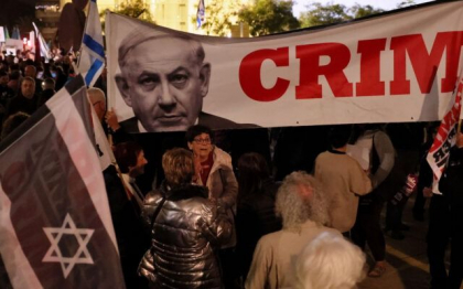 Sotia premierului Netanyahu a ramas blocata mai multe ore intr-un coafor dupa ce locul a fost inconjurat de sute de oameni care protesteaza impotriva Guvernului din Israel