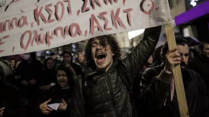 Violente in Grecia, dupa accidentul feroviar cu 57 de morti. Manifestantii au aruncat cu pietre si cocktailuri Molotov in politie - FOTO/VIDEO