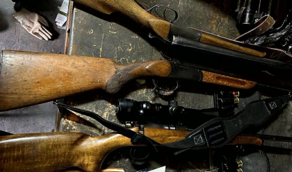 Aveau acasa un intreg arsenal de munitii. Cinci persoane - sanctionate, dupa ce in locuintele acestora au fost gasite si ridicate zeci de arme si sute de cartuse - VIDEO Aveau acasa un intreg arsenal de munitii. Cinci persoane - sanctionate, dupa ce in locuintele acestora au fost gasite si ridicate zeci de arme si sute de cartuse - VIDEO