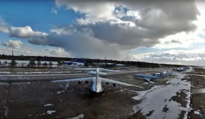 Imagini ciudate in Belarus cu presupusul atac asupra unui avion rusesc de spionaj: o drona aterizeaza nestingherita in timpul zilei pe radarul avionului aflat pe pista - VIDEO Imagini ciudate in Belarus cu presupusul atac asupra unui avion rusesc de spionaj: o drona aterizeaza nestingherita in timpul zilei pe radarul avionului aflat pe pista - VIDEO