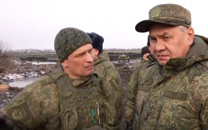 Ministrul Soigu si-a vizitat soldatii din Donetk si le-a impartit medalii
Ministrul Soigu si-a vizitat soldatii din Donetk si le-a impartit medalii