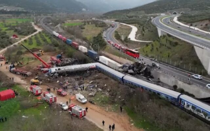 Furia populara creste in Grecia, dupa ce autoritatile au anuntat ca ar putea incheia operatiunile de localizare a zecilor de pasageri inca disparuti. Sicriele celor 57 de victime vor ajunge inchise la familii, „din motive psihologice”
