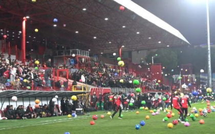 O mie de mingi aruncate pe teren la un meci din Turcia, pentru a fi duse copiilor din zonele afectate de cutremure - VIDEO