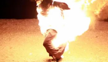 Caz socant la Hancesti. Un barbat si-a incendiat sora, in urma unui conflict spontan. Victima, transportata la spital Caz socant la Hancesti. Un barbat si-a incendiat sora, in urma unui conflict spontan. Victima, transportata la spital