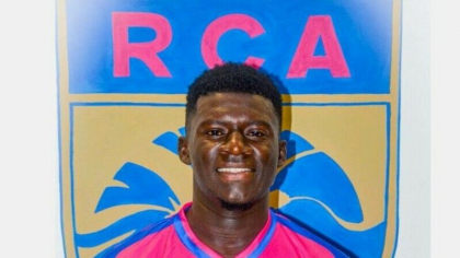 Un fotbalist de 21 de ani a murit dupa ce i s-a facut rau in timpul meciului. S-a prabusit pe teren - VIDEO
Un fotbalist de 21 de ani a murit dupa ce i s-a facut rau in timpul meciului. S-a prabusit pe teren - VIDEO
