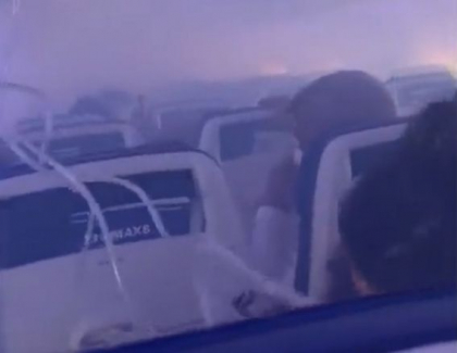 Panica la bordul unui avion dupa ce cabina s-a umplut cu fum, la scurt timp dupa decolare. Aeronava a aterizat de urgenta - VIDEO Panica la bordul unui avion dupa ce cabina s-a umplut cu fum, la scurt timp dupa decolare. Aeronava a aterizat de urgenta - VIDEO