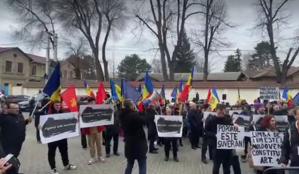 Comunistii si socialistii protesteaza in fata Curtii Constitutionale: „Moldovenii vorbesc moldoveneste” - VIDEO Comunistii si socialistii protesteaza in fata Curtii Constitutionale: „Moldovenii vorbesc moldoveneste” - VIDEO