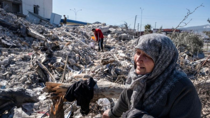 Turcia, la o luna dupa cutremur. Langa casele prabusite, oamenii inca asteapta vesti despre cei disparuti: "Nu putem tine inca doliu"