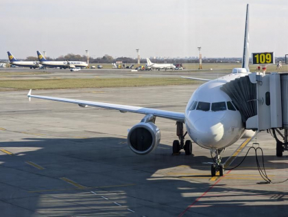 Incident pe Aeroportul Otopeni din Bucuresti: O femeie a fugit cu copilul ei mic pe pista pentru a prinde avionul Tarom de Londra - VIDEO Incident pe Aeroportul Otopeni din Bucuresti: O femeie a fugit cu copilul ei mic pe pista pentru a prinde avionul Tarom de Londra - VIDEO