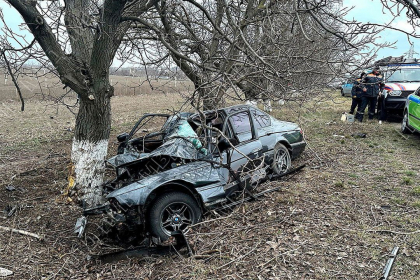 Accident tragic in stanga Nistrului. Un barbat a murit pe loc, dupa ce a pierdut controlul volanului si s-a izbit cu masina de un copac. Cum s-a intamplat totul - FOTO
