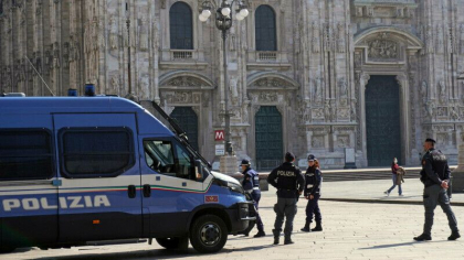 Un imigrant beat a talharit si injunghiat la intamplare trecatori pe o strada din Milano. Sunt sase victime Un imigrant beat a talharit si injunghiat la intamplare trecatori pe o strada din Milano. Sunt sase victime