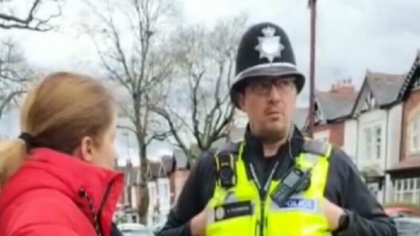 O femeie catolica a fost arestata pentru ca s-a rugat in gand in fata unei clinici pentru avort din Marea Britanie - VIDEO O femeie catolica a fost arestata pentru ca s-a rugat in gand in fata unei clinici pentru avort din Marea Britanie - VIDEO