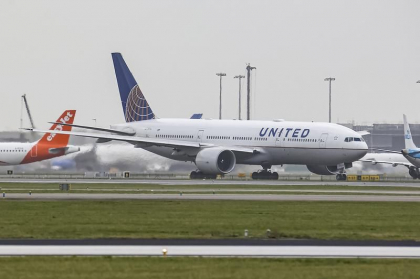 Momente de groaza in avion. Un pasager a incercat sa injunghie un insotitor de bord si a vrut sa deschida usa in timpul zborului