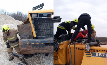 Un barbat a ramas blocat intr-o cabina tehnica a unui tractor, dupa ce acesta s-a rasturnat, la Soroca. Salvatorii au intervenit - FOTO