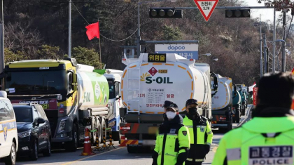 Cel putin trei oameni au murit si alti cinci au fost grav raniti, dupa ce un camion a intrat intr-un grup de oameni, in Coreea de Sud Cel putin trei oameni au murit si alti cinci au fost grav raniti, dupa ce un camion a intrat intr-un grup de oameni, in Coreea de Sud