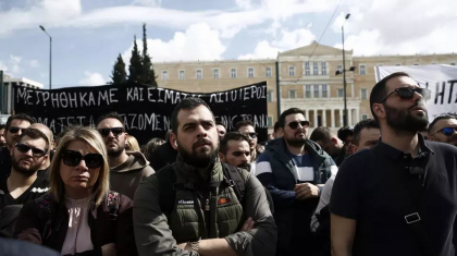 Mii de muncitori greci vor intra miercuri in greva si se vor alatura protestelor de dupa tragedia feroviara Mii de muncitori greci vor intra miercuri in greva si se vor alatura protestelor de dupa tragedia feroviara