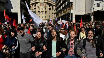 Mii de oameni protesteaza in Atena, grecii cer masuri dupa tragedia feroviara. Metrourile, feriboturile si autobuzele sunt oprite - FOTO 
