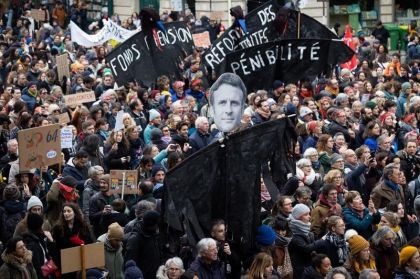Francezii incearca sa impiedice cresterea varstei de pensionare. Grevele vor continua, dupa ce peste 1,2 milioane de oameni au iesit in strada - VIDEO Francezii incearca sa impiedice cresterea varstei de pensionare. Grevele vor continua, dupa ce peste 1,2 milioane de oameni au iesit in strada - VIDEO