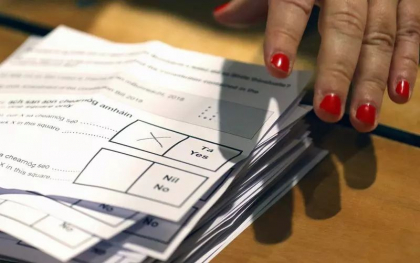 Irlanda convoaca un referendum pentru a scoate casnicele din Constitutie