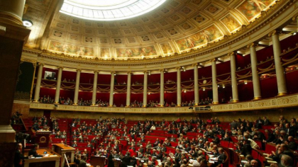 Varsta de pensionare in Franta a fost crescuta de la 62 la 64 de ani. Senatul a votat legea care a provocat proteste violente