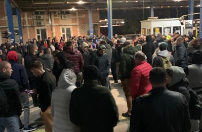 Protest zgomotos la vama Albita. Zeci de soferi au huiduit vamesii romani. Care este motivul - VIDEO