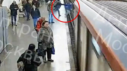 Imagini cu puternic impact emotional. Momentul in care un baiat de 15 ani este impins in fata metroului, la Moscova. Agresorul fusese externat de la psihiatrie - VIDEO 