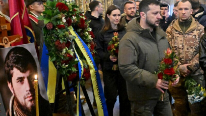 Zelenski si alti lideri politici si-au luat ramas bun de la "Da Vinci", un soldat ucrainean celebru si pretuit - VIDEO Zelenski si alti lideri politici si-au luat ramas bun de la "Da Vinci", un soldat ucrainean celebru si pretuit - VIDEO