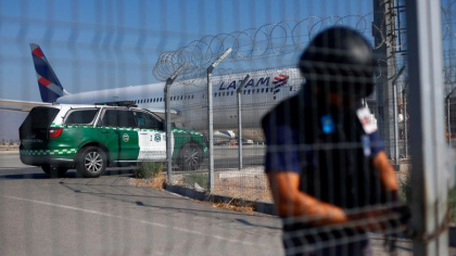 Jaf esuat pe aeroportul din capitala statului Chile. 10 barbati inarmati au incercat sa fure 32 de milioane de dolari dintr-un avion