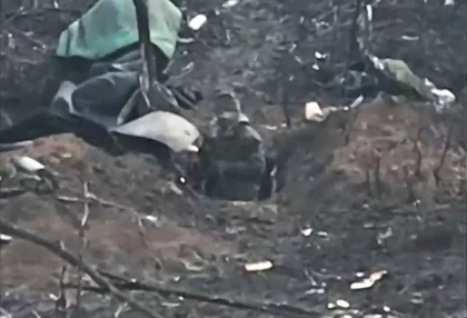 Imagini cu un puternic impact emotional! Cum reactioneaza un soldat rus cand se trezeste cu o grenada aruncata in transee. Finalul surprinzator filmat de ucraineni din drona - VIDEO