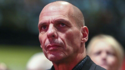 Fostul ministru de Finante al Greciei, Yanis Varoufakis, batut pe strada de indivizi cu cagule. Acesta a ajuns la spital