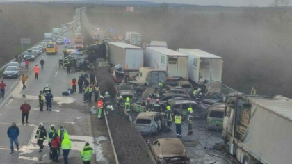 Accident urias pe o autostrada din Ungaria. Peste 40 de TIR-uri si masini s-au ciocnit in lant. A izbucnit si un incendiu