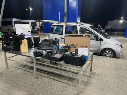 Un roman a incercat sa transporte in Moldova echipamente audio si video fara acte. Vamesii l-au descoperit - FOTO