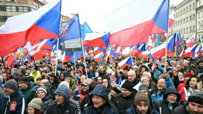 Protest pro-rus la Praga. Oamenii au vrut sa smulga drapelul Ucrainei de pe Muzeul National - FOTO Protest pro-rus la Praga. Oamenii au vrut sa smulga drapelul Ucrainei de pe Muzeul National - FOTO
