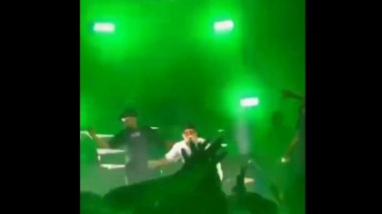 Momentul in care un cunoscut rapper cade ca secerat in mijlocul scenei. Cauza decesului, inca necunoscuta - VIDEO SOCANT Momentul in care un cunoscut rapper cade ca secerat in mijlocul scenei. Cauza decesului, inca necunoscuta - VIDEO SOCANT