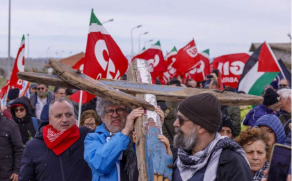 Italia: Mii de persoane au protestat dupa accidentul in care si-au pierdut viata 76 de migranti Italia: Mii de persoane au protestat dupa accidentul in care si-au pierdut viata 76 de migranti