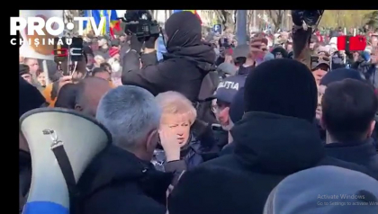 Protestul partidului Sor a inceput cu altercatii intre manifestanti si politie: au vrut sa protesteze in fata Guvernului, desi nu au autorizatie pentru asta. Tauber s-a luat la harta cu seful IGP - VIDEO
Protestul partidului Sor a inceput cu altercatii intre manifestanti si politie: au vrut sa protesteze in fata Guvernului, desi nu au autorizatie pentru asta. Tauber s-a luat la harta cu seful IGP - VIDEO