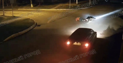 Accident la Tighina. Un barbat in stare de ebrietate a ajuns la spital, dupa ce a pierdut controlul ghidonului si a cazut de pe motocicleta. Momentul - surprins de camerele de supraveghere - VIDEO Accident la Tighina. Un barbat in stare de ebrietate a ajuns la spital, dupa ce a pierdut controlul ghidonului si a cazut de pe motocicleta. Momentul - surprins de camerele de supraveghere - VIDEO
