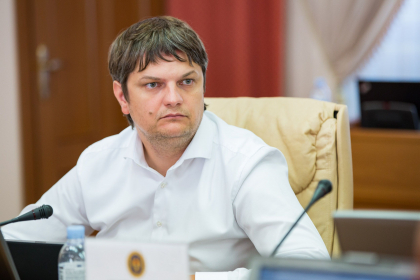 O casa de locuit de peste 200 de mii de euro, doua automobile, dar si patru terenuri agricole. Ce salariu a ridicat Andrei Spinu in calitate de ministru? Declaratia de avere /DOC O casa de locuit de peste 200 de mii de euro, doua automobile, dar si patru terenuri agricole. Ce salariu a ridicat Andrei Spinu in calitate de ministru? Declaratia de avere /DOC